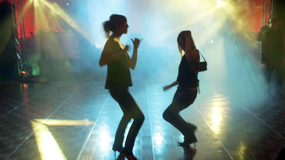 Zwei Tänzerinnen in einer Diskothek. Foto: DPA