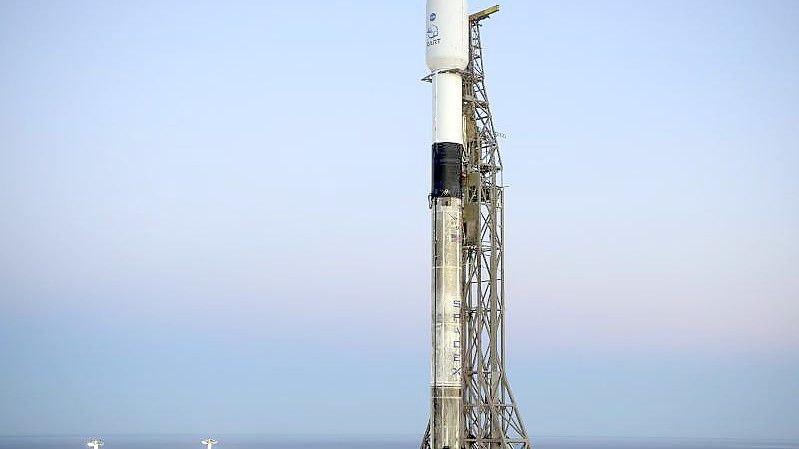 Eine SpaceX Falcon 9-Rakete mit dem Double Asteroid Redirection Test (DART) an Bord steht bei Sonnenaufgang auf dem Space Launch Complex 4E. Foto: Bill Ingalls/NASA/AP/dpa