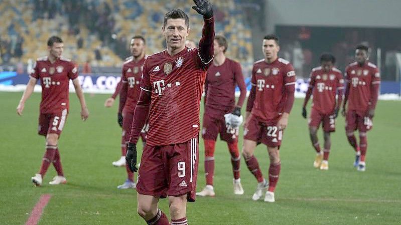 Der FC Bayern München um Robert Lewandowski (v) siegte in Kiew. Foto: Efrem Lukatsky/AP/dpa