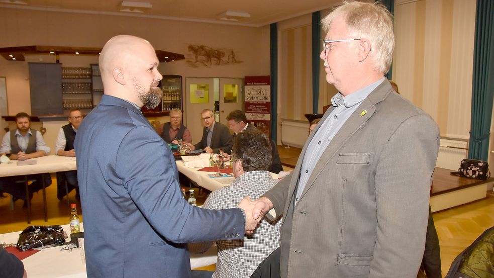 Der bisherige Rechtsupweger Bürgermeister Carl Wilts (rechts) gratuliert seinem Nachfolger Timo Seeberg zur Wahl. Fotos: Thomas Dirks