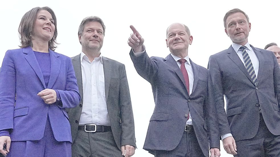 Zuversichtliche Regierungspartner in spe: Annalena Baerbock, Robert Habeck, Olaf Scholz und Christian Lindner. Foto: Michael Kappeler/dpa