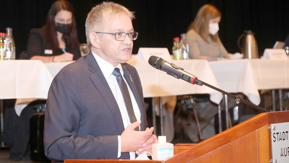 Landrat Olaf Meinen am Mittwoch in der Auricher Stadthalle. Foto: Romuald Banik