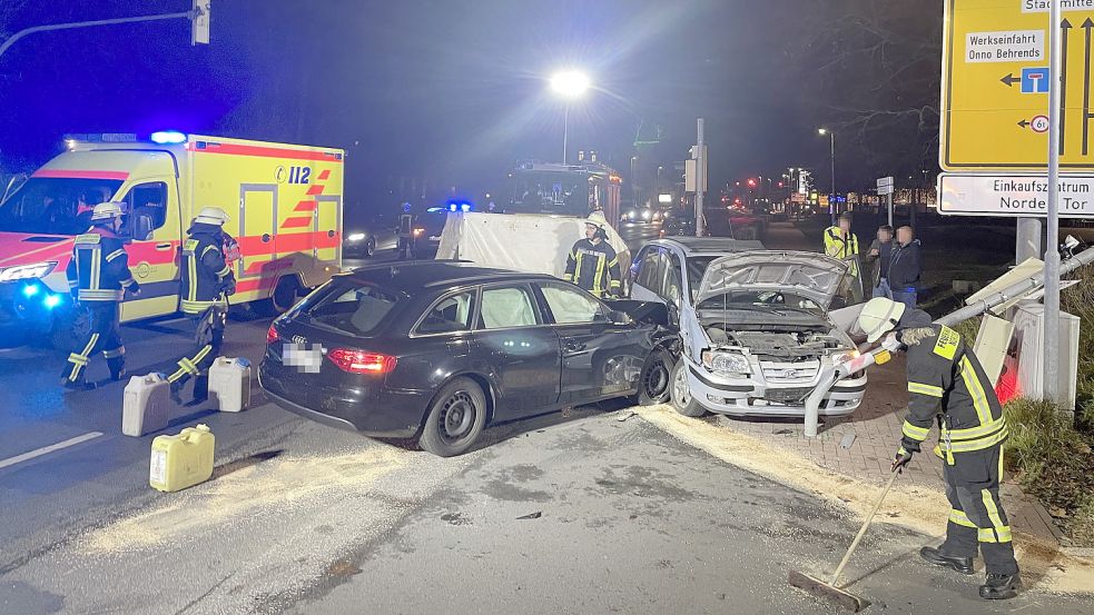 Die Feuerwehrleute säuberten die Unfallstelle. Foto: Feuerwehr Norden