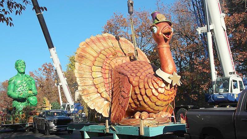 Figuren werden für die alljährliche Thanksgiving-Parade vorbereitet. Foto: Christina Horsten/dpa