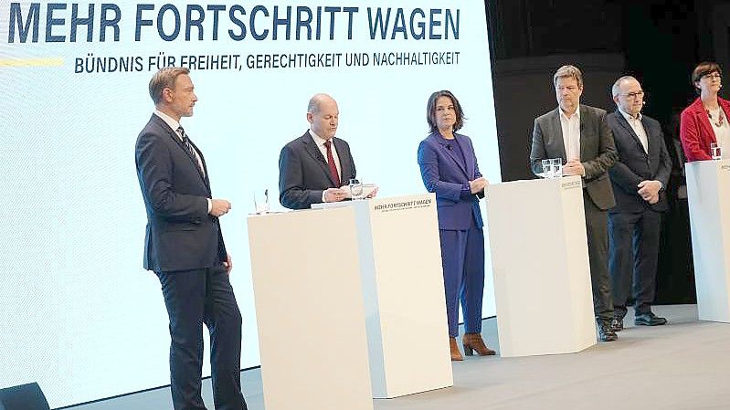 SPD, Grüne und FDP haben den Koalitionsvertrag vorgestellt - die Wirtschaft reagiert gespalten. Foto: Kay Nietfeld/dpa