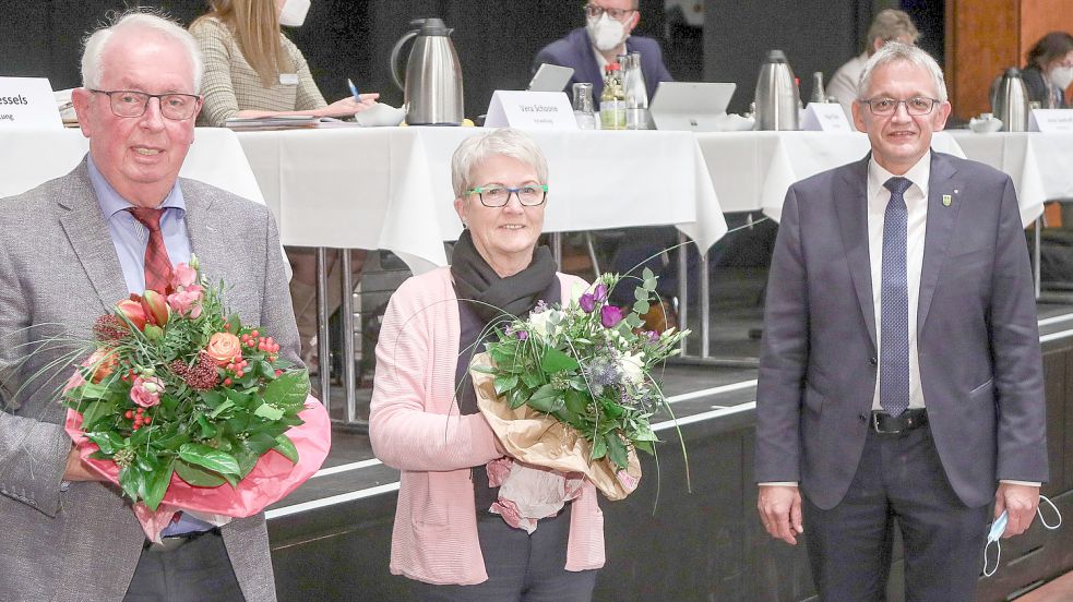 Landrat Olaf Meinen (rechts) gratulierte seinen wiedergewählten ehrenamtlichen Stellvertretern Antje Harms (SPD) und Hilko Gerdes (CDU). Fotos: Romuald Banik