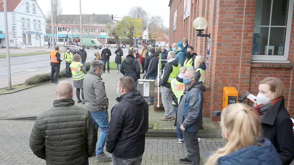 Seltener Anblick in Aurich: Am Mittwochmittag wurde vor der Polizeidienststelle protestiert. Foto: Romuald Banik