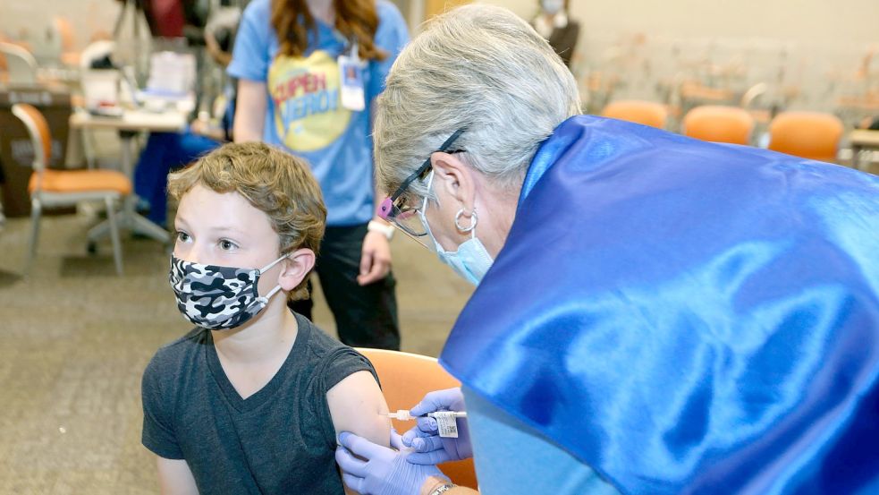 Jackson Stukus (11 Jahre) aus den USA ist eines der ersten Kinder, die gegen Corona geimpft wurden. Foto: Paul Vernon / AP