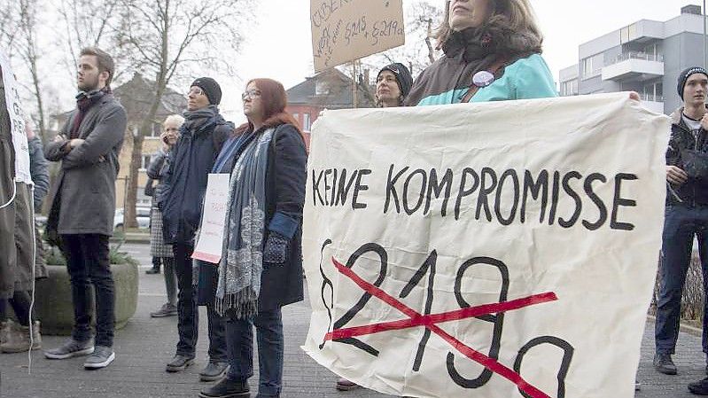 Demonstranten fordern die Abschaffung des Paragrafen 219a StGB (Archivbild). Die Ampel-Parteien wollen den Paragrafen streichen. Foto: Boris Roessler/dpa