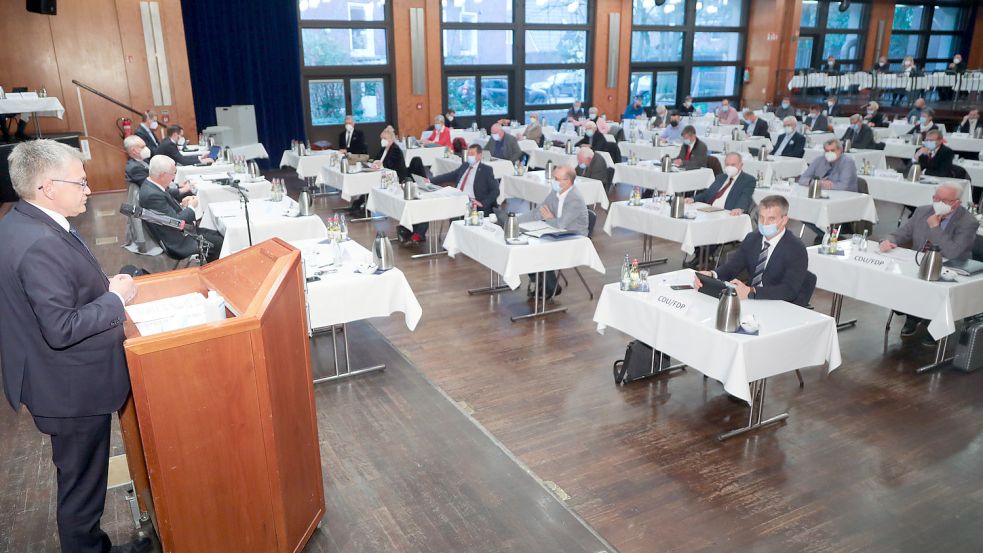 Landrat Olaf Meinen bat die neu gewählten Kreispolitiker gleich in der ersten Sitzung um einen Millionenkredit. Foto: Romuald Banik