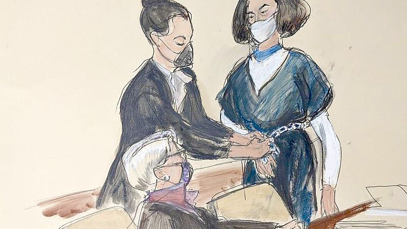 Auf dieser Gerichtsskizze steht Ghislaine Maxwell vor ihrer Anwältin Bobbi Sternheim, während eine Gerichtsangestellte ihr vor einer Anhörung die Fesseln abnimmt. Foto: Elizabeth Williams/FR142054 AP/dpa