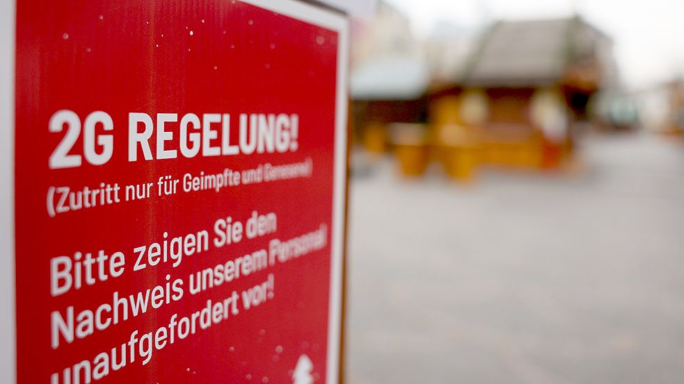 Ein Schild weist auf die 2G-Regelung hin. Foto: DPA