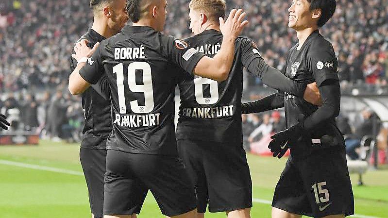 Frankfurts Daichi Kamada (r) jubelt nach seinem Tor zum 1:0 gegen Antwerpen mit Lucas Silva Melo (l-r), Filip Kostic, Rafael Santos Borré und Kristijan Jakic. Foto: Arne Dedert/dpa