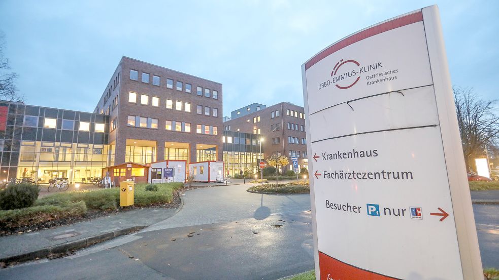 An der Sichtungsstelle am Eingang zum Klinikum müssen Besucher ihre Testnachweise vorzeigen. Ein eigenes Testzentrum ist derzeit nicht in Planung. Foto: Romuald Banik