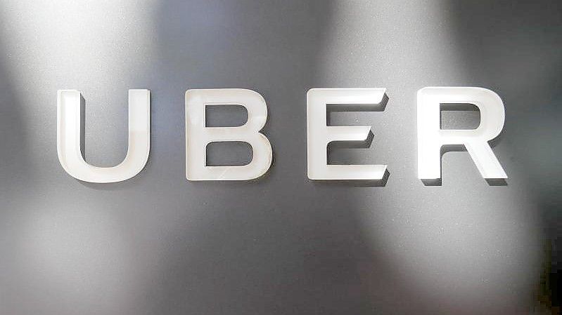 Das Uber-Firmenlogo am Hauptsitz des Unternehmens in San Francisco. Foto: Christoph Dernbach/dpa