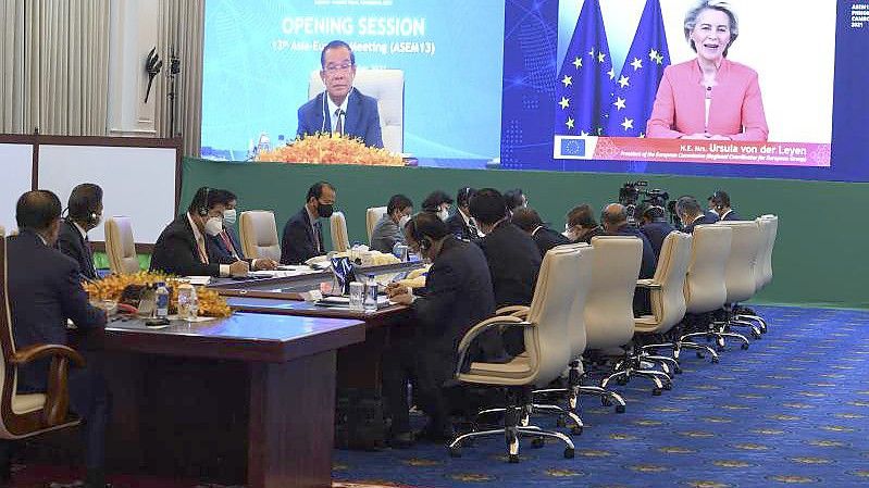 Der Premierminister von Kambodscha, Hun Sen (oben, l.), und EU-Kommissionspräsidentin Ursula von der Leyen (oben, r.) beim virtuellen Gipfel. Foto: Uncredited/An Khoun Sam Aun Ministry of Information of Cambodia/AP/dpa