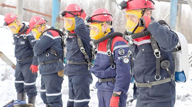 Rettungskräfte bereiten sich auf den Einsatz in dem Kohlebergwerk im Gebiet Kemerowo vor. Foto: Uncredited/Russian Ministry for Emergency Situations/AP/dpa