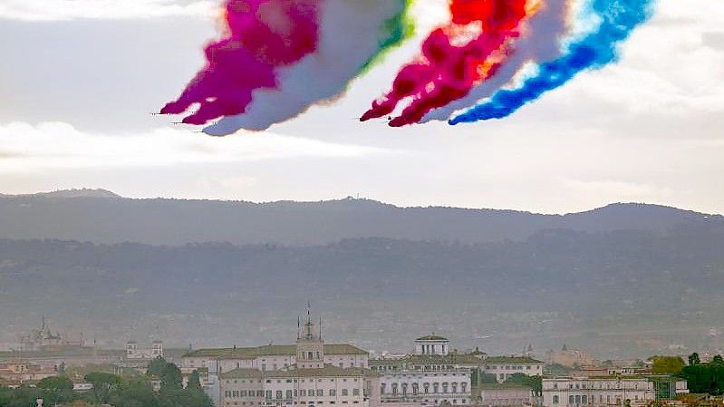 Die italienische Kunstflugstaffel „Frecce Tricolori“ (links) und die Kunstflugstaffel der „Patrouille de France“ hinterlassen am Himmel Kondensstreifen in den Farben der italienischen und französischen Nationalflagge. Foto: Domenico Stinellis/AP Pool/dpa