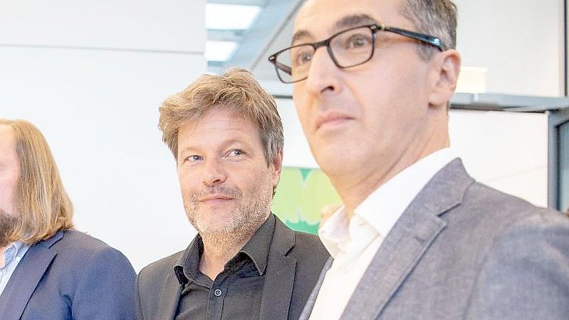 Der Grünen-Fraktionsvorsitzende Anton Hofreiter (l.) neben den designierten Bundesministern Robert Habeck (m.) und Cem Özedemir. Foto: Arne Immanuel Bänsch/dpa