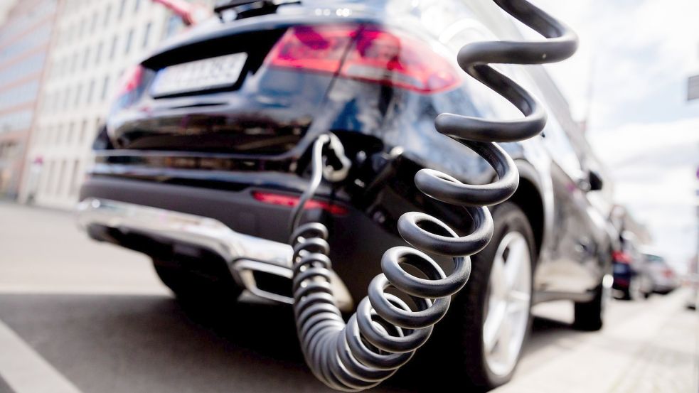 Plug-In-Hybride haben einen großen Anteil an neu zugelassenen Autos mit Elektroantrieb – allerdings werden sie nur selten geladen und elektrisch gefahren. Foto: Christoph Soeder/dpa