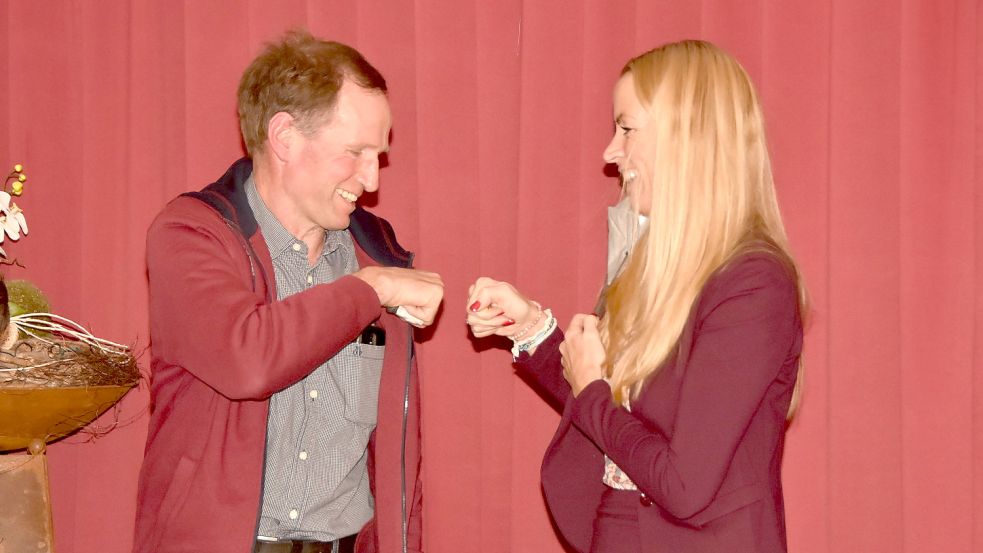 Osteels Bürgermeisterin Ida Bienhoff-Topp und ihr künftiger Stellvertreter Harald Steen beglückwünschen sich. Foto: Thomas Dirks