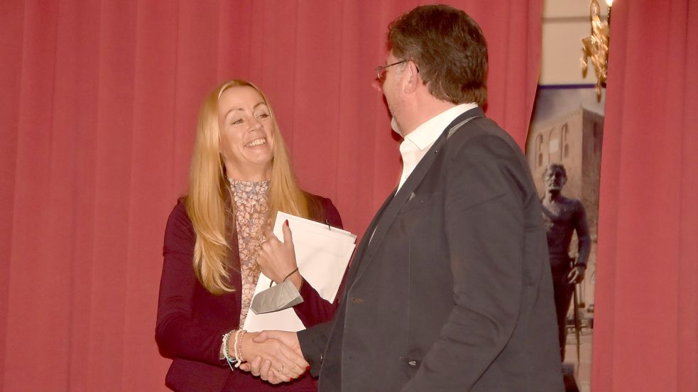 Gerhard Ihmels, Gemeindedirektor in Osteel und Brookmerlander Samtgemeindebürgermeister, gratuliert Bürgermeisterin Ida Bienhoff-Topp zur Wahl. Foto: Thomas Dirks