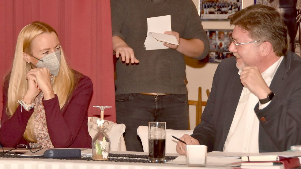 Unerwartet harmonisch und freundlich für zwei, die sich nicht sonderlich mögen, plauschten Bürgermeisterin Ida Bienhoff-Topp und Samtgemeindebürgermeister Gerhard Ihmels in einer Sitzungsunterbrechung. Foto: Thomas Dirks