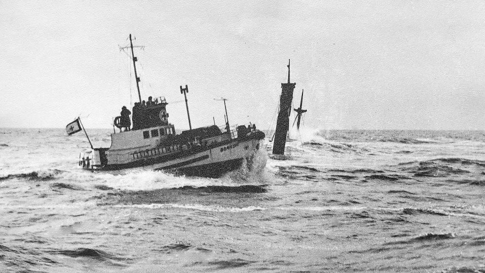 Motorrettungsboot Borkum der DGzRS 1951 am Wrack des Dampfers „Teeswood“. Foto: Die Seenotretter – DGzRS