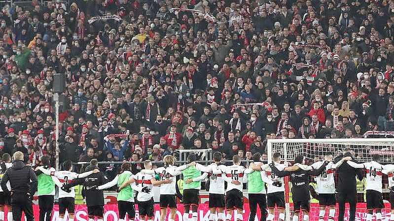 Die Stuttgarter Spieler feier mit ihren Fans den Sieg gegen den FSV Mainz 05. Foto: Tom Weller/dpa