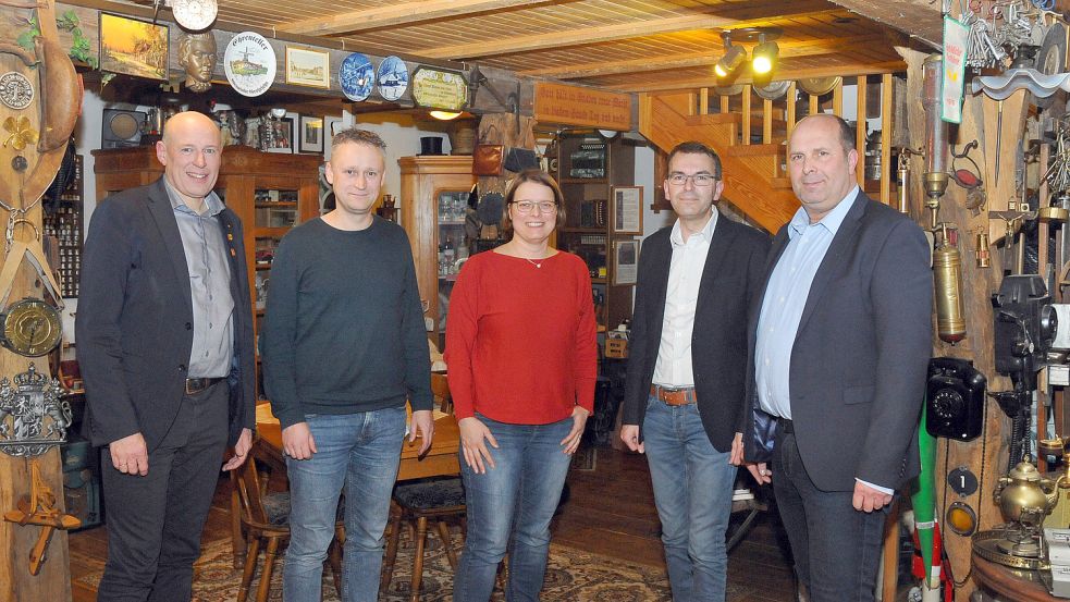 Der neue Ortsrat Wrisse mit Großefehns Bürgermeister Erwin Adams (von links), Günter Ehmen, Sandra Bruns, Wilfried Bischoff und Ortsbürgermeister Wolfgang Dirksen. Foto: privat