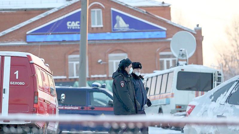 Die Polizei ist am Kohlebergwerk „Listwjaschnaja“ im Einsatz. Foto: Maxim Kiselev/TASS/dpa