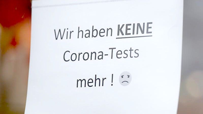 Sogar die Corona-Tests werden langsam knapp - zumindest in dieser Apotheke in Potsdam. Foto: Christophe Gateau/dpa