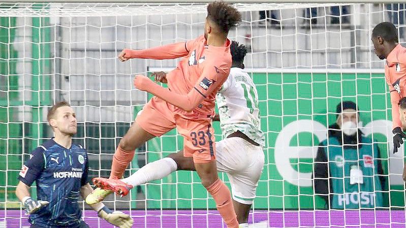 Hoffenheims Georginio Rutter (2.v.l.) besorgt per Kopfball die 2:1-Führung für die TSG in Fürth. Foto: Daniel Karmann/dpa