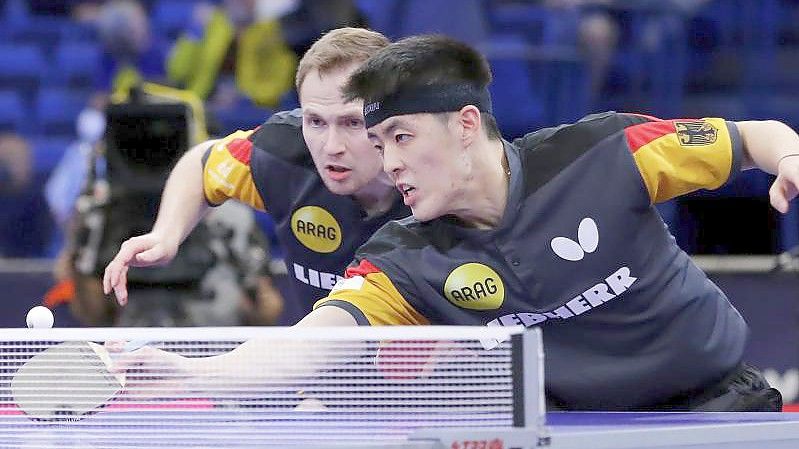 Benedikt Duda (l) und Dang Qiu mussten sich im WM-Viertelfinale in 2:3 Sätzen geschlagen geben. Foto: Michael Wyke/AP/dpa