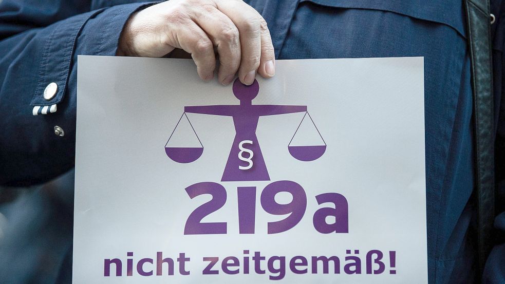 Die Ampel-Koalition will den umstrittenen Abtreibungsparagrafen ersatzlos streichen. Foto: Silas Stein/dpa