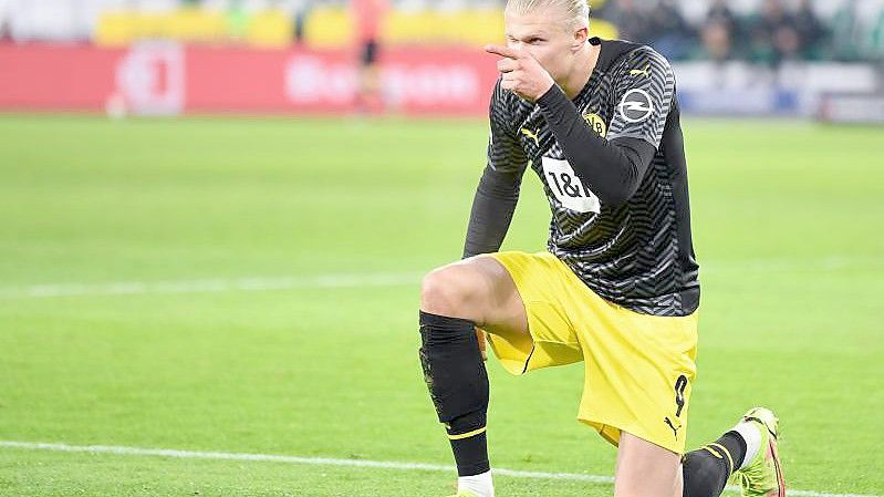 Erling Haaland bejubelt sein Tor zum 3:1 für den BVB beim VfL Wolfsburg. Foto: Swen Pförtner/dpa