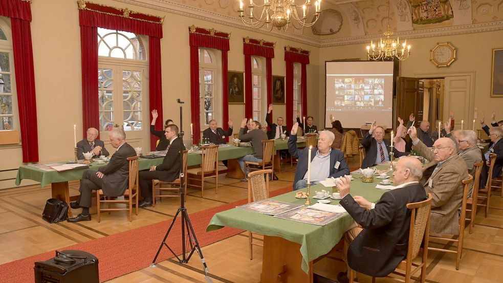 Ein Teil der Mitglieder war im Ständesaal anwesend, andere per Videokonferenz zugeschaltet. Sie waren auf der Leinwand zu sehen. Foto: Ostfriesische Landschaft