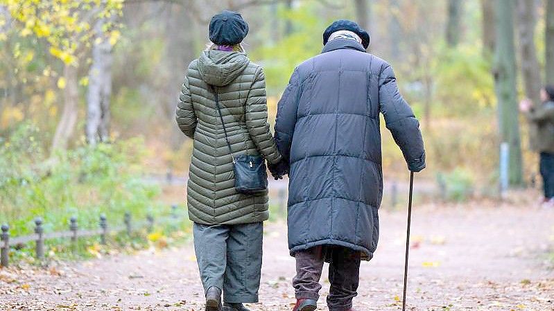 Die rund 21 Millionen Rentnerinnen und Rentner in Deutschland müssen damit rechnen, dass die Rentenerhöhung nächstes Jahr doch etwas geringer ausfallen wird als erwartet. Foto: Monika Skolimowska/dpa-Zentralbild/dpa