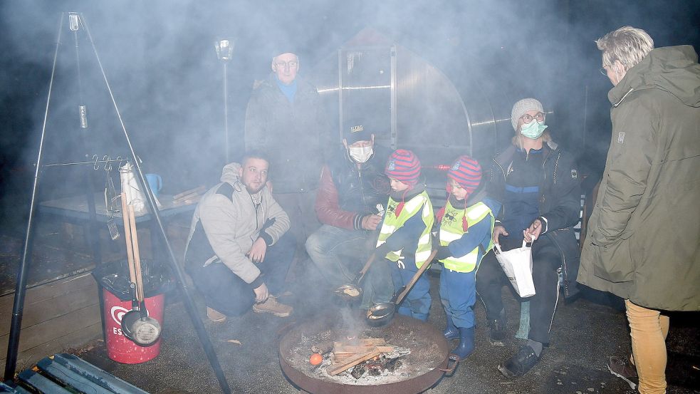 Hier durften die Kinder am Lagerfeuer Pfannkuchen backen. Foto: Gerd-Arnold Ulrichs