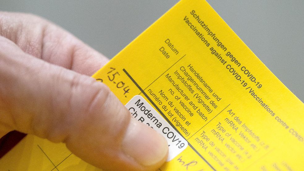 Der Impnachweis ist nur in Kombination mit einem Ausweisdokument gültig. Foto: Marijan Murat / dpa