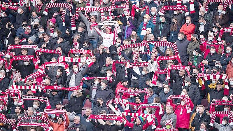 Beim Spiel des 1. FC Köln gegen Borussia Mönchengladbach waren 50.000 Zuschauer im Stadion. Foto: Marius Becker/dpa