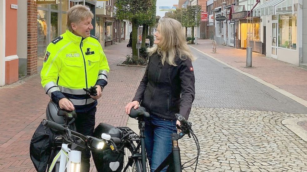 Thomas Ripken ist mit einem dienstlichen S-Pedelec in Norden unterwegs. Fotos: Polizei