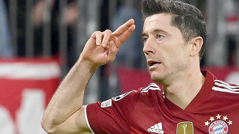 Münchens Stürmerstar steht in der Fußballwoche gleich zwei Mal im Fokus: Robert Lewandowski. Foto: Sven Hoppe/dpa