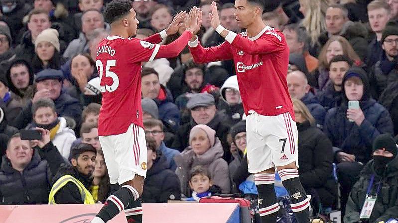 Jadon Sancho (l) wird bei Manchester United durch seinen Teamkollegen Cristiano Ronaldo ausgewechselt. Foto: Adam Davy/PA Wire/dpa