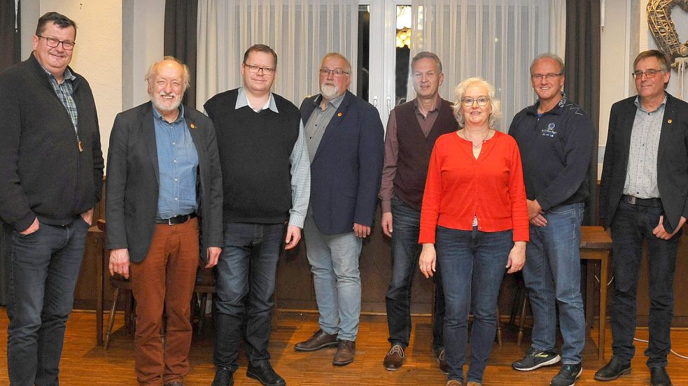 Der neue Holtroper Ortsrat mit Jens Winkelhake, Ortsbürgermeister Martin Aden, Michael Wiele, Dirk Mäcken, Enno Hinrichs, Grete Stedler, Dietmar Rudnick und als beratendes Mitglied Karl-Heinz Neemann. Foto: privat