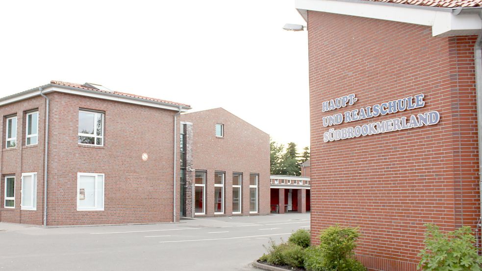 Unter anderem zur Zukunft des HRS-Gebäudes in Moordorf hat die SPD Fragen. Archivfoto: Karin Böhmer