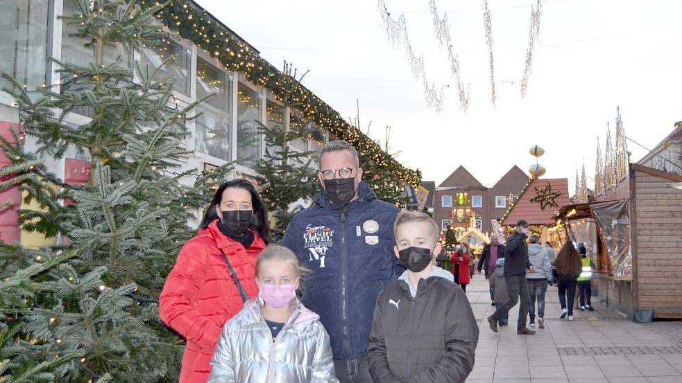 Familie Saathoff war schon am Dienstag mit Maske auf dem Weihnachtsmarkt . Foto: Neelke Harms