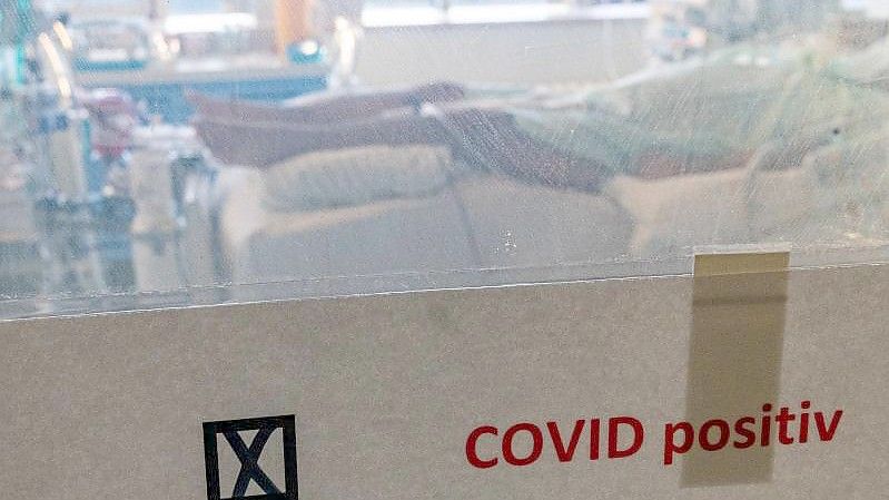 Ein schwer an Covid-19 erkrankter Patient liegt in einem Isolierzimmer auf der Corona-Intensivstation im Universitätsklinikum in Halle/Saale. Foto: Hendrik Schmidt/dpa-Zentralbild/dpa