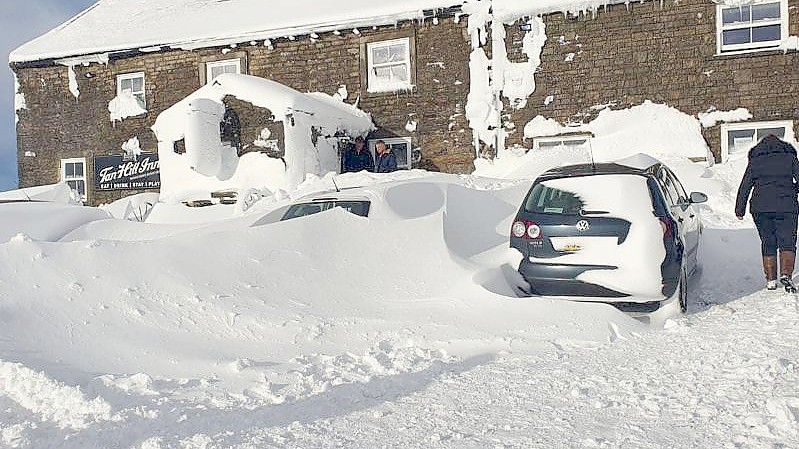 Der eingeschneite Pub „Tan Hill Inn“ in dem nordenglischen Nationalpark Yorkshire Dales. Foto: The Tan Hill Inn/PA Media/dpa