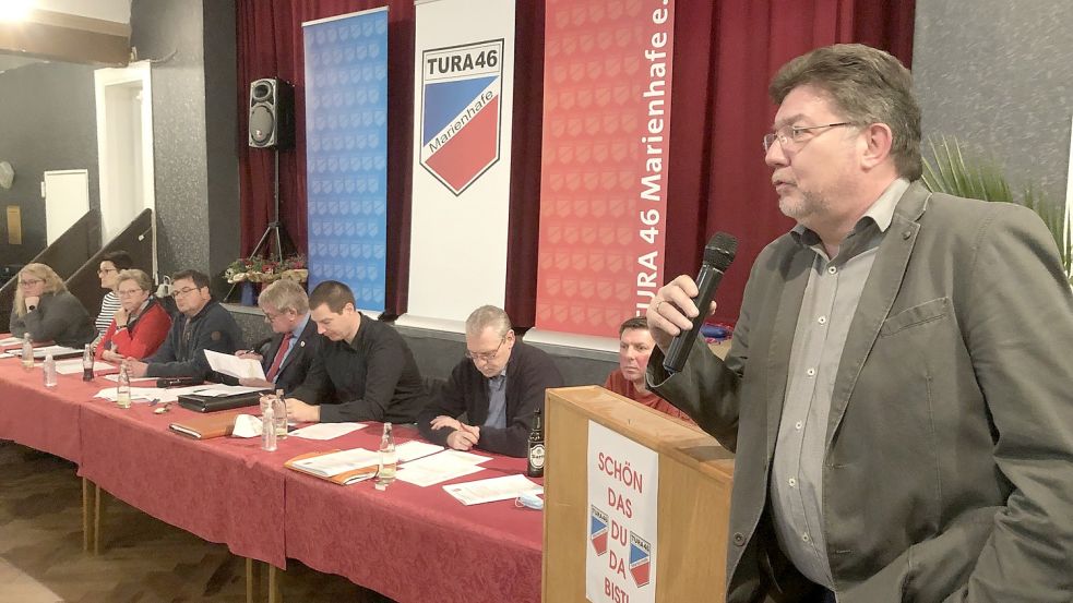 Samtgemeindebürgermeister Gerhard Ihmels sprach beim Jahrestreffen von TuRa Marienhafe zu den Mitgliedern des Sportvereins. Fotos: Tura Marienhafe